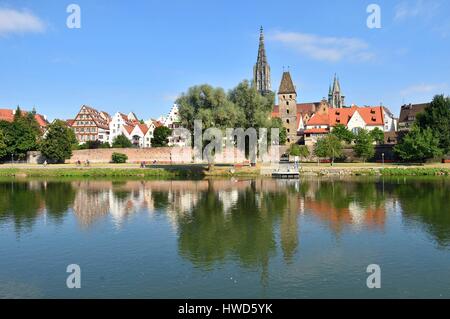 Deutschland, Bade Württemberg, Ulm, Albert Einstein' s Geburtshaus, Donau mit Blick auf die Stadt, Lutherische Kathedrale (Münster), dem höchsten Kirchturm der Welt mit einem Turm von 161 m (530 ft) und Metzgerturm Stockfoto