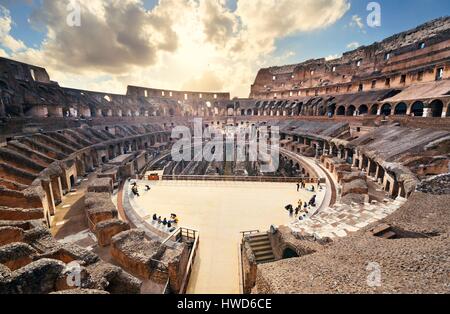 Kolosseum innen Blick auf Sonnenuntergang, das weltweit bekannte Wahrzeichen und Symbol für Rom, Italien. Stockfoto