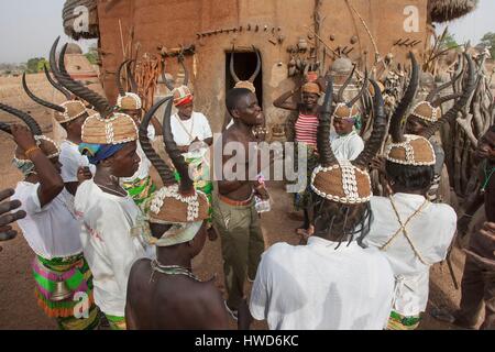 Togo, Region Nord, Tamberma vor einem Tata, Welterbe der Menschheit, Vorfahren Fetische sind vor dem Eingang des Hauses platziert Stockfoto