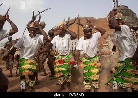 Togo, Region Nord, die Tamberma Tanz den Fetischen der Vorfahren vor dem Eingang des Hauses platziert in Einklang zu bringen, das tatas sind als Weltkulturerbe der Menschheit aufgelistet Stockfoto