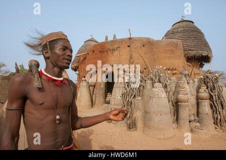 Togo, Region Nord, Häuser von Tamberma, tatas sind als Weltkulturerbe der Menschheit aufgelistet sind, vor dem Eingang, viele Fetische repräsentieren die Vorfahren Stockfoto