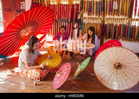 Myanmar (Burma), Shan Staat, Pindaya, Regenschirm workshop Stockfoto