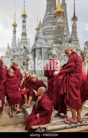 Myanmar (Burma), Shan District, Inle See, Mönche und Novizen auf Inthein Stockfoto
