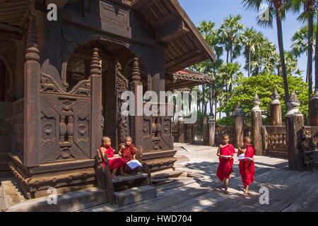 Myanmar (Burma), Mandalay Viertel, Inwa, Kyaung Bagaya, Novizen gehen für Lektion im Kloster Stockfoto