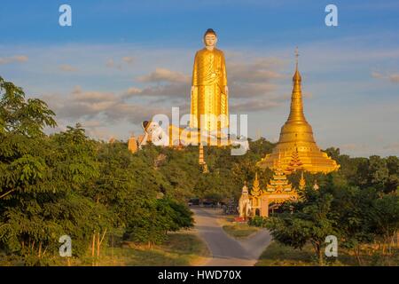 Myanmar (Burma), Sagaing Region, Monywa, Bodhi Tataung, stehenden Buddha, 129 m hoch, riesigen liegenden Buddha und Pagode Stockfoto