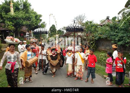 Indonesien, Bali, Kinder spielen Barong in den Straßen Stockfoto