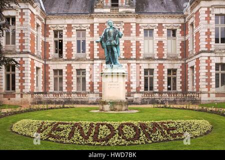 Frankreich, Loir et Cher, Vendome, Statue von Pierre de Ronsard in front die Bibliothek Stockfoto