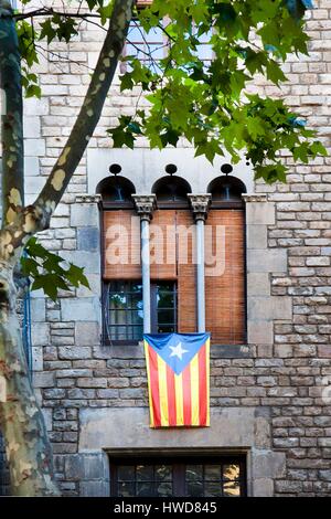 Spanien, Katalonien, Barcelona, Born oder La Ribera, der pro Unabhängigkeit katalanischen Flagge Estelada genannt, weil Der estel (Stern), die über eine gotische balony am Passeig del Born Avenue Stockfoto