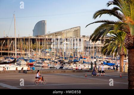 Spanien, Katalonien, Barcelona, Port Vell, alten Hafen, Maremagnum Mall gesehen vom Moll De La Fusta und Hotel W Stockfoto