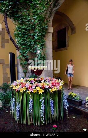 Spanien, Katalonien, Barcelona, im Gotischen Viertel, Barrio Gotico, Barri Gotic. L'Ou com Balla, tanzen Ei über einen Brunnen in Corpus Christi, Arxiu de la Corona d'Aragó, Aragon Krone Archiv Stockfoto