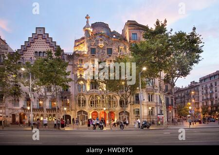 Spanien, Katalonien, Barcelona, Casa Batllo nach architecht Antoni Gaudì und Casa Amatller nach Architekt Josep Puig i Cadafalch am Passeig de Gràcia Avenue Stockfoto