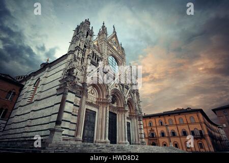 Dom von Siena Nahaufnahme als das Wahrzeichen der mittelalterlichen Stadt bei Sonnenaufgang in Italien. Stockfoto