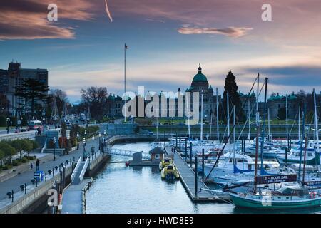 Kanada, British Columbia, Vancouver Island, Victoria, Innenhafen Blick in Richtung der British Columbia Parlamentsgebäude, Dämmerung Stockfoto