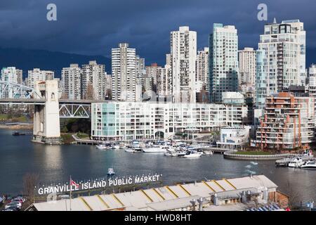 Kanada, British Columbia, Vancouver, erhöhten Blick auf Gebäude von Granville Island Stockfoto