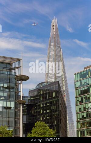 Vereinigtes Königreich, London, Southwark Bezirk, am Ufer der Themse in der Nähe der Tower Bridge, dem Wolkenkratzer der Shard von Renzo Piano, Bürogebäude, Flugzeug in den Himmel Stockfoto