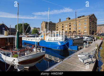 Vereinigtes Königreich, London, Tower Hamlets Stadtteil nördlich der Themse in der Nähe der Tower Bridge und dem Tower von London, den St. Katharine Docks, Lastkähne, die alten Gebäude elfenbeinerne Haus, erkennbar an der Clock Tower Stockfoto