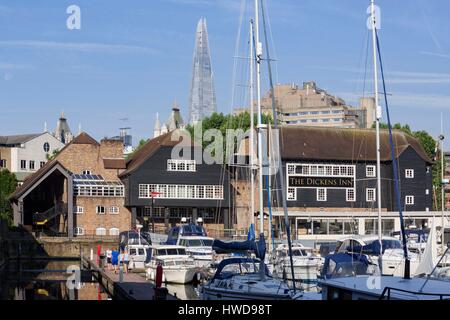 Vereinigtes Königreich, London, Borough Tower Hamlets nördlich der Themse in der Nähe der Tower Bridge und dem Tower von London, den St. Katharine Docks, Boote und Yachten, die Dickens Inn Pub aus dem 18. Jahrhundert und im Hintergrund die Wolkenkratzer der Shard, vom Architekten Renzo Piano Stockfoto