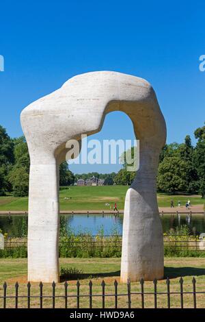 The Arch, Hyde Park, London, Vereinigtes Königreich Skulptur Arbeiten von Henry Moore vor dem langen Wasser-See Stockfoto