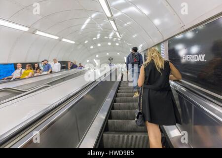 Vereinigtes Königreich, London, Frau in der u-Bahn auf Rolltreppe Stockfoto