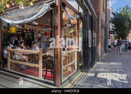 Vereinigtes Königreich, London, Shoreditch district Boundary Street, das indische Restaurant Café Dishoom mit einer überdachten Terrasse Stockfoto