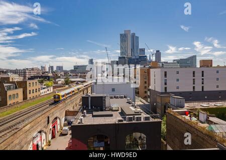 Vereinigtes Königreich, London, Shoreditch Bezirk die Eisenbahn, Zug, im Hintergrund die neuen Geschäftsviertel der Stadt vorbei Stockfoto