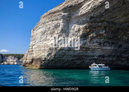 Frankreich, Corse du Sud, Bonifacio, unter den schroffen Klippen aus weißem Kalkstein der Höhle Marinaden von Sdragonato Stockfoto