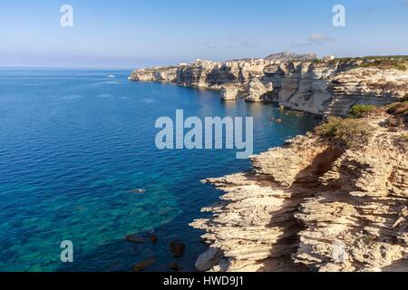 Frankreich, Corse du Sud, Bonifacio, der Accore Küste im Hintergrund Bonifacio Zitadelle gehockt Felsen aus Kalkstein Stockfoto