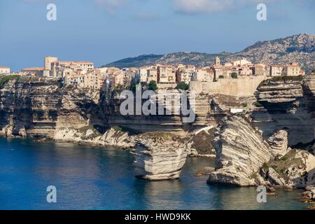 Frankreich, Corse du Sud, Bonifacio, der Altstadt oder Oberstadt thront auf Felsen aus Kalkstein, im Vordergrund die Insel das Sandkorn Stockfoto