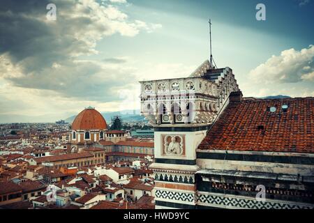 Dächer der alten Gebäude in Florenz in Italien Stockfoto