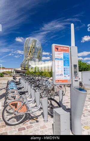 Frankreich, Gironde, Bordeaux, die Cité du Vin von den Architekten der XTU Agentur und Casson Mann Limited britische Agentur, Vcub Bike-sharing-service Stockfoto