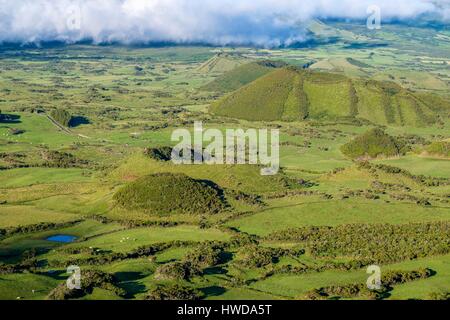 Portugal, Azoren, Pico Insel, Blick vom Pico da Urze über Vulkankegel Stockfoto