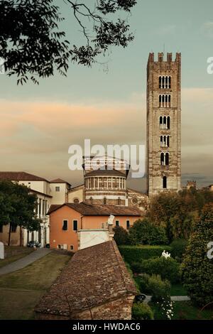 Basilica di San Frediano in Lucca mit historischen Gebäuden in der Abenddämmerung in Italien. Stockfoto