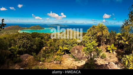 Seychellen, Praslin Island, Vallee de Mai Nationalpark, aufgeführt als Weltkulturerbe der UNESCO, Glacis Noir, mit Blick auf den Nationalpark und das Meer Stockfoto