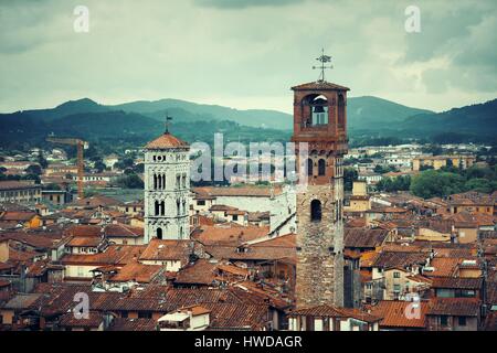 Skyline von Lucca mit Turm und Dom in Italien Stockfoto