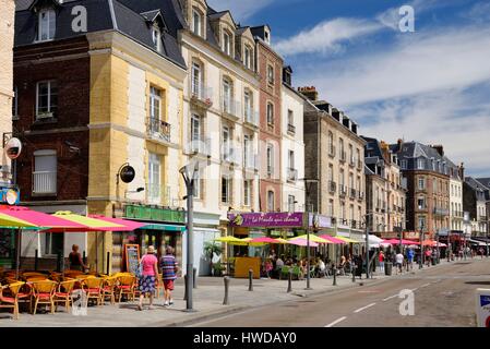 Frankreich, Seine Maritime, Dieppe, Terrassen der Cafés und Restaurants auf dem Quai Henri IV vor der Marina von Dieppe Stockfoto