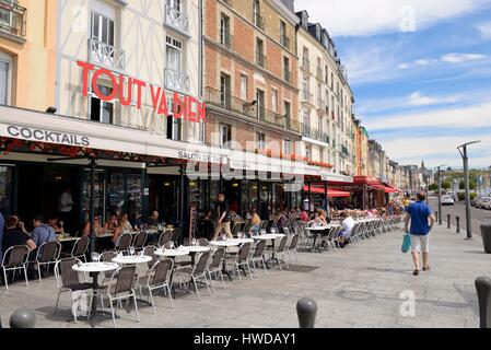 Frankreich, Seine Maritime, Dieppe, Terrassen der Cafés und Restaurants auf dem Quai Henri IV vor der Marina von Dieppe Stockfoto