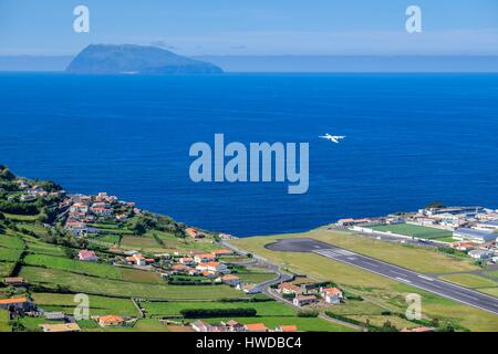 Portugal, Azoren, Insel Flores, Santa Cruz Das Flores, der Landeplatz in der Nähe der kleinen Stadt, Corvo Insel im Hintergrund Stockfoto