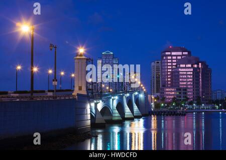 USA, Florida, West Palm Beach, Stadtansicht mit Royal Park-Brücke, Morgendämmerung Stockfoto