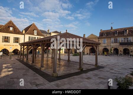 Frankreich, Dordogne, Beaumont du Perigord, die Halle am Stadtplatz Stockfoto