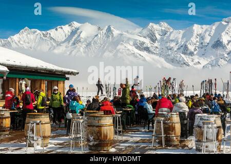 Frankreich, Savoyen, Beaufortain, Hauteluce, Les Contamines, Lebensphase des Wintersports, Skifahrer auf einer Winter-Berg-Restaurant-Terrasse Stockfoto