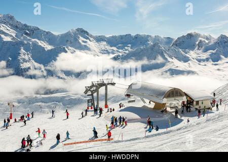 Frankreich, Savoyen, Beaufortain, Hauteluce, Les Contamines, Lebensphase des Wintersports, Skifahrer, die mit dem Ski-lift Stockfoto