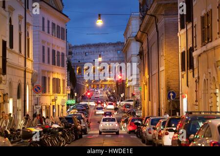 Italien, Latium, Rom, Altstadt Weltkulturerbe der UNESCO, Monti Viertel, Via dei Serpenti und Colosseo im Hintergrund Stockfoto