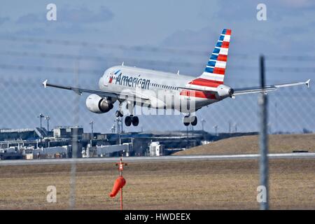 American Airlines Flugzeug landen auf dem Flughafen BWI wird vorbereitet Stockfoto