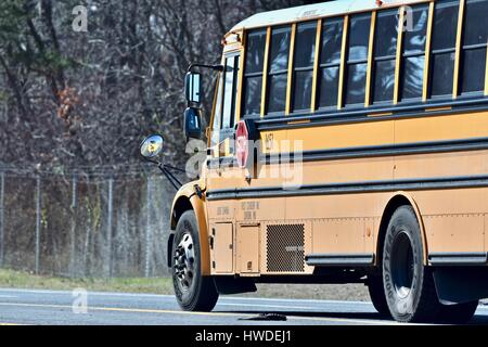 Schulbus fahren auf der Straße Stockfoto