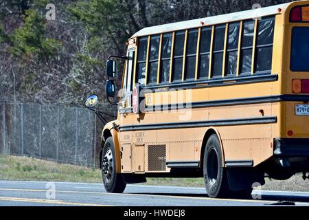 Schulbus fahren auf der Straße Stockfoto