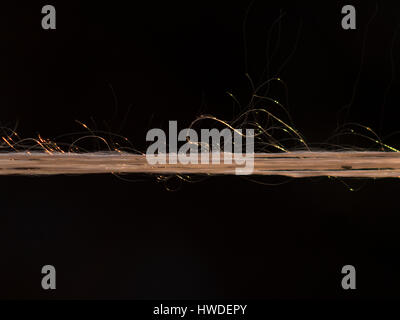 Das Seil mit Zotten Nahaufnahme auf schwarzem Hintergrund Stockfoto