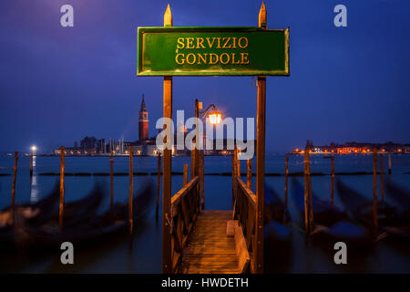 Gondeln am Markusplatz in Venedig, Italien Stockfoto