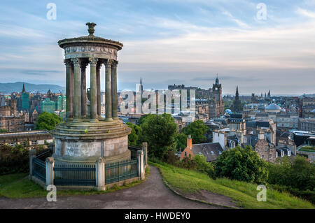 Blick auf Edinburgh vom Calton Hill mit dem Dugald Stewart Monument im Vordergrund Stockfoto