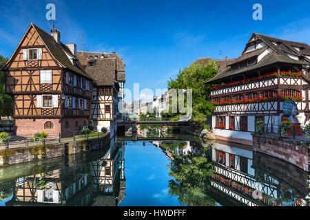 STRAßBURG, FRANKREICH, 6. AUGUST 2016. Blick auf die Ufer der Ill im Viertel Petite France mit Maison des Tanneurs (Gerber Haus), Straßburg Stockfoto