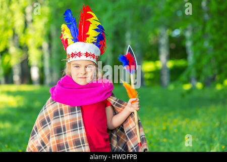 kleine lustige Mädchen spielen Indianer Stockfoto